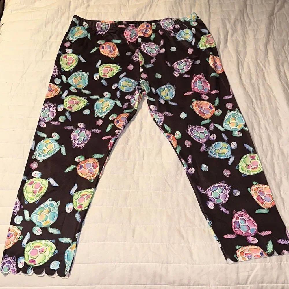 5X Black Multicolored Sea Turtles Cropped Scalloped Hem Seamless Sides Leggings